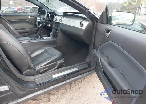 2005 Ford Mustang V6 Deluxe/V6 Premium z USA, uszkodzony, nr VIN 1ZVFT80N155258398